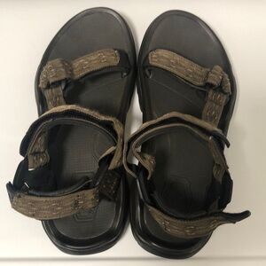 Teva brown sports sandals with Velcro fasteners unisex and very comfortable